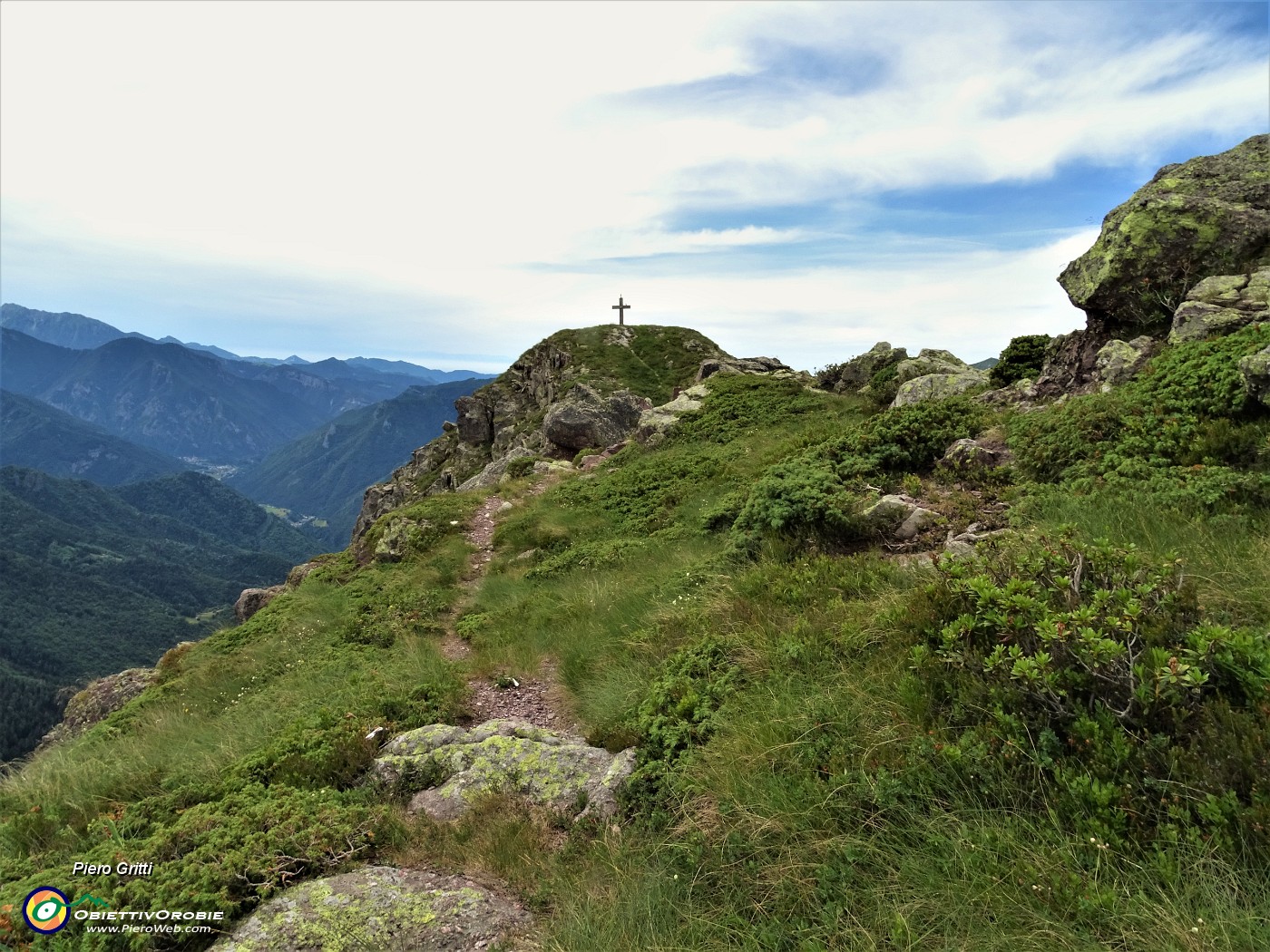 45 Cima dello sperone roccioso del Mincucco (1832 m), sulla quale si erge croce in legno.JPG